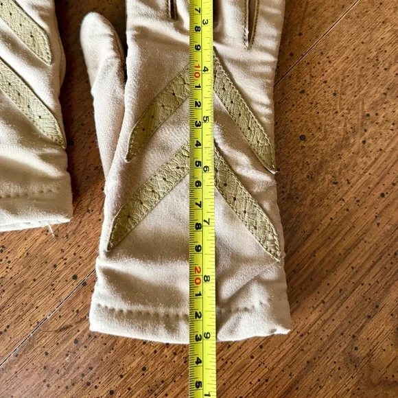 Vintage Isotoner Tan Driving Gloves Stretch Nylon Spandex One Size 9" x 3 ½" - Picture 9 of 9